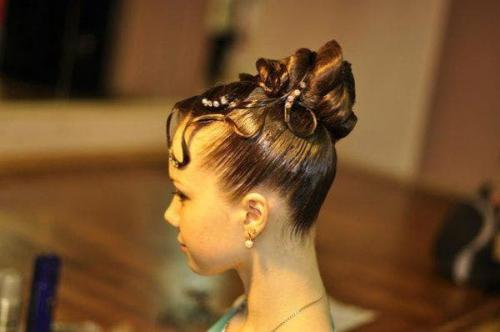 Прически для танцев детские. Укладка для девочек – фото причесок для бальных танцев