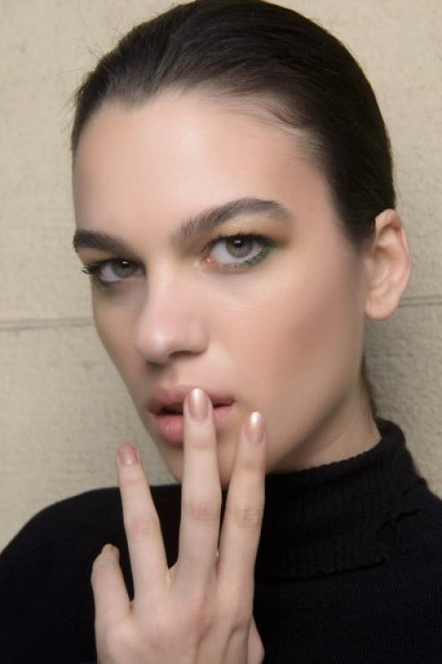 Макияж глаз для нависшего века. Макияж для нависшего века и увеличения глаз