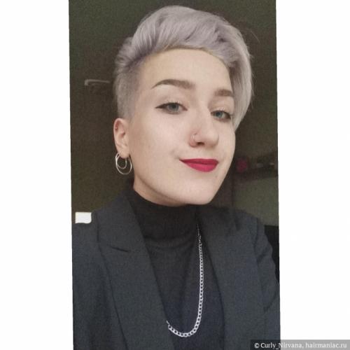 Как выбрать подходящий продукт для сделания блонда дома. Пигмент, разбавленный с водой Переходим к моему любимому способу тонирования. Кстати, он подходит не только для избавления от желтизны, но и для получения желаемого оттенка, возможно пастельного или яркого, либо при условии, что вам нужен не слишком стойкое окрашивание. Всё, что Вам понадобится — это пигмент прямого действия синего или фиолетового цвета, или оттеночный шампунь или бальзам подходящего оттенка, а также флакон, в которой мы сделаем чудо-жидкость и емкость, в которую можно будет окунать волосы. Необходимо смешать около 10 грамм средства (1 ст.л.) с 300 мл воды, либо набрать таз или ведро с теплой водой и добавить 30-50 грамм средства. На самом деле, я делаю всё на глаз, самое главное, чтобы вода приобрела фиолетовый оттенок. При необходимости, можно будет добавить еще пигмента. Всё, что остается сделать — это окунать волосы в таз с фиолетовой водичкой или поливать их из флакона от 10 до 60 секунд. Волосы должны быть чистыми, вымытыми с помощью шампуня. После тонирования необходимо нанести маску или кондиционер.