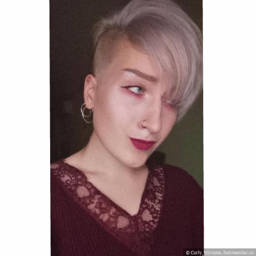 Как выбрать подходящий продукт для сделания блонда дома. Пигмент, разбавленный с водой Переходим к моему любимому способу тонирования. Кстати, он подходит не только для избавления от желтизны, но и для получения желаемого оттенка, возможно пастельного или яркого, либо при условии, что вам нужен не слишком стойкое окрашивание. Всё, что Вам понадобится — это пигмент прямого действия синего или фиолетового цвета, или оттеночный шампунь или бальзам подходящего оттенка, а также флакон, в которой мы сделаем чудо-жидкость и емкость, в которую можно будет окунать волосы. Необходимо смешать около 10 грамм средства (1 ст.л.) с 300 мл воды, либо набрать таз или ведро с теплой водой и добавить 30-50 грамм средства. На самом деле, я делаю всё на глаз, самое главное, чтобы вода приобрела фиолетовый оттенок. При необходимости, можно будет добавить еще пигмента. Всё, что остается сделать — это окунать волосы в таз с фиолетовой водичкой или поливать их из флакона от 10 до 60 секунд. Волосы должны быть чистыми, вымытыми с помощью шампуня. После тонирования необходимо нанести маску или кондиционер.