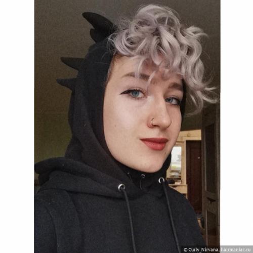 Как выбрать подходящий продукт для сделания блонда дома. Пигмент, разбавленный с водой Переходим к моему любимому способу тонирования. Кстати, он подходит не только для избавления от желтизны, но и для получения желаемого оттенка, возможно пастельного или яркого, либо при условии, что вам нужен не слишком стойкое окрашивание. Всё, что Вам понадобится — это пигмент прямого действия синего или фиолетового цвета, или оттеночный шампунь или бальзам подходящего оттенка, а также флакон, в которой мы сделаем чудо-жидкость и емкость, в которую можно будет окунать волосы. Необходимо смешать около 10 грамм средства (1 ст.л.) с 300 мл воды, либо набрать таз или ведро с теплой водой и добавить 30-50 грамм средства. На самом деле, я делаю всё на глаз, самое главное, чтобы вода приобрела фиолетовый оттенок. При необходимости, можно будет добавить еще пигмента. Всё, что остается сделать — это окунать волосы в таз с фиолетовой водичкой или поливать их из флакона от 10 до 60 секунд. Волосы должны быть чистыми, вымытыми с помощью шампуня. После тонирования необходимо нанести маску или кондиционер.