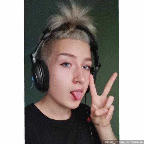 Как выбрать подходящий продукт для сделания блонда дома. Пигмент, разбавленный с водой Переходим к моему любимому способу тонирования. Кстати, он подходит не только для избавления от желтизны, но и для получения желаемого оттенка, возможно пастельного или яркого, либо при условии, что вам нужен не слишком стойкое окрашивание. Всё, что Вам понадобится — это пигмент прямого действия синего или фиолетового цвета, или оттеночный шампунь или бальзам подходящего оттенка, а также флакон, в которой мы сделаем чудо-жидкость и емкость, в которую можно будет окунать волосы. Необходимо смешать около 10 грамм средства (1 ст.л.) с 300 мл воды, либо набрать таз или ведро с теплой водой и добавить 30-50 грамм средства. На самом деле, я делаю всё на глаз, самое главное, чтобы вода приобрела фиолетовый оттенок. При необходимости, можно будет добавить еще пигмента. Всё, что остается сделать — это окунать волосы в таз с фиолетовой водичкой или поливать их из флакона от 10 до 60 секунд. Волосы должны быть чистыми, вымытыми с помощью шампуня. После тонирования необходимо нанести маску или кондиционер.