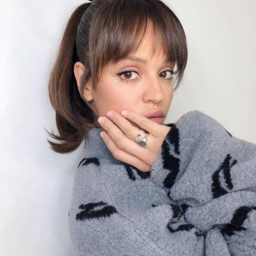 Блондинка с челкой шторкой. Челка шторка на короткие, средние и длинные волосы 2023: фото удлиненной шторки, на две стороны, для круглого лица