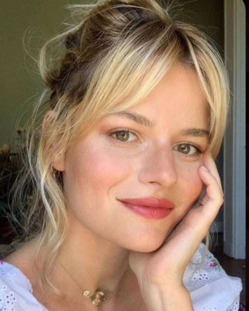 Блондинка с челкой шторкой. Челка шторка на короткие, средние и длинные волосы 2023: фото удлиненной шторки, на две стороны, для круглого лица