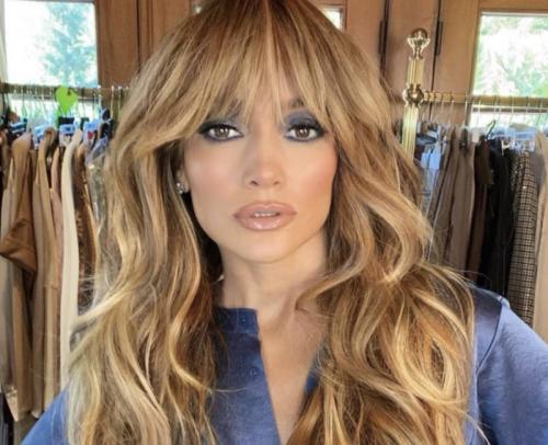 Блондинка с челкой шторкой. Челка шторка на короткие, средние и длинные волосы 2023: фото удлиненной шторки, на две стороны, для круглого лица