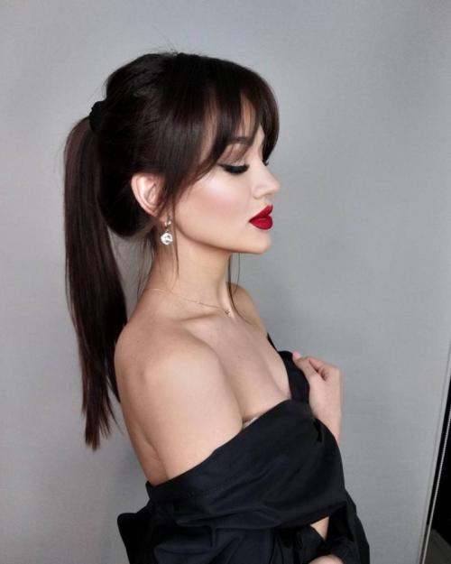 Блондинка с челкой шторкой. Челка шторка на короткие, средние и длинные волосы 2023: фото удлиненной шторки, на две стороны, для круглого лица