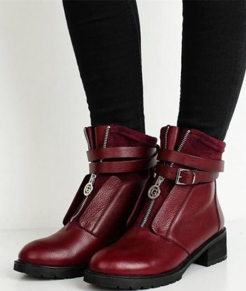 Какие аксессуары можно добавить к бордовым замшевым ботфортам, чтобы создать праздничный образ. Правила сочетания цвета