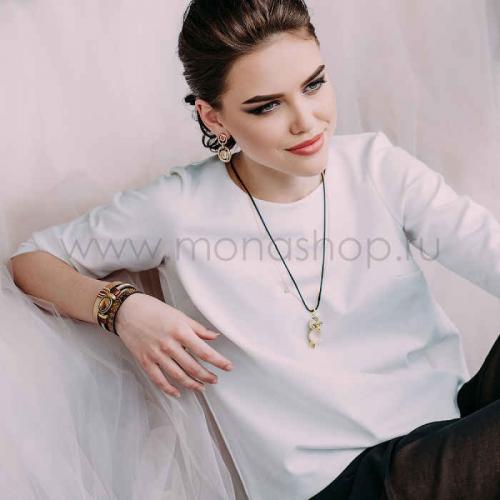 Как выбрать ювелирные украшения для платья-макси. О давней дружбе длинного платья и бижутерии