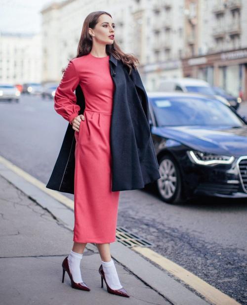 Как сочетать лёгкое платье с теплым пальто или курткой. Что должно быть длиннее: платье или пальто?