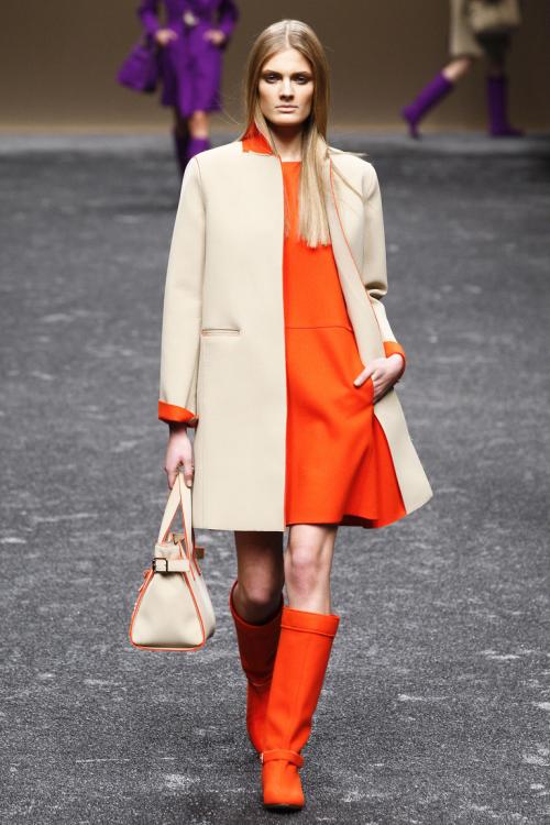 Как сочетать лёгкое платье с теплым пальто или курткой. Что должно быть длиннее: платье или пальто?