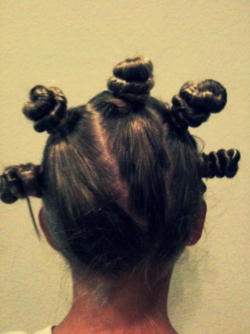 Прическа Рожки из волос: как сделать и поддерживать 05