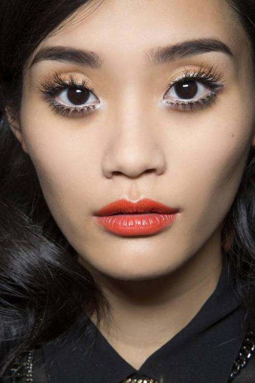 Как использовать белый карандаш для создания объемных эффектов. Белый карандаш для глаз: зачем нужен и как его использовать?