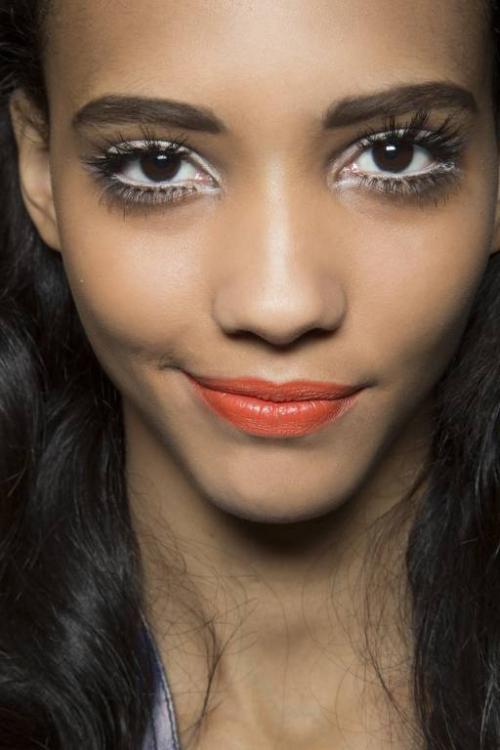 Как использовать белый карандаш для создания объемных эффектов. Белый карандаш для глаз: зачем нужен и как его использовать?