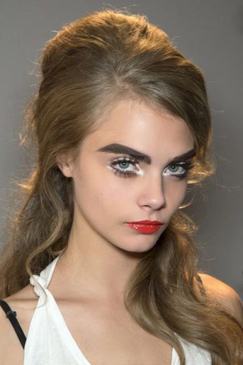 Как использовать белый карандаш для создания объемных эффектов. Белый карандаш для глаз: зачем нужен и как его использовать?