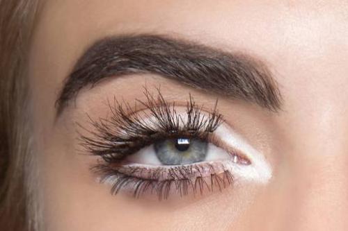 Как использовать белый карандаш для создания объемных эффектов. Белый карандаш для глаз: зачем нужен и как его использовать?