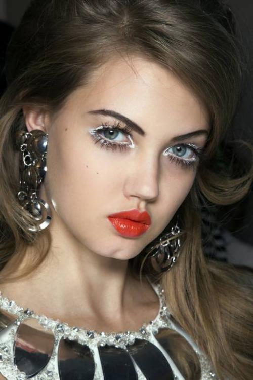 Как использовать белый карандаш для создания объемных эффектов. Белый карандаш для глаз: зачем нужен и как его использовать?