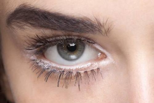 Как использовать белый карандаш для создания объемных эффектов. Белый карандаш для глаз: зачем нужен и как его использовать?