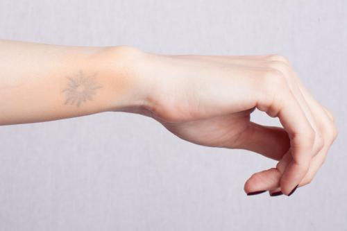 Зеленый корректор до и после. Как скрыть пигментацию и выровнять тон лица с помощью цветных корректоров?