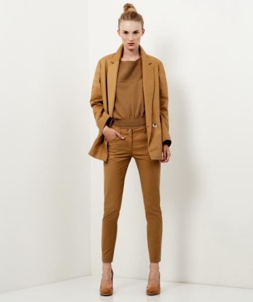 С чем носить светло-коричневые брюки. С чем сочетаются коричневые брюки: богатство колористического решения