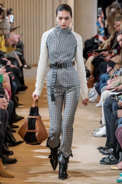 С чем носить модные ботфорты осень-зима 2021-2022. С чем носить ботфорты: модные сочетания 2021/2022 23 С чем носить модные ботфорты осень-зима 2021-2022. С чем носить ботфорты: модные сочетания 2021/2022 23