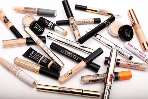 Лучший бюджетный консилер по мнению визажистов. Лучшие бюджетные консилеры: плотные и очень плотные