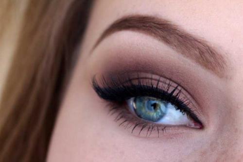 Макияж глаз тенями. Макияж тенями — этапы создания образа, правила нанесения и грамотное сочетание теней (110 фото)