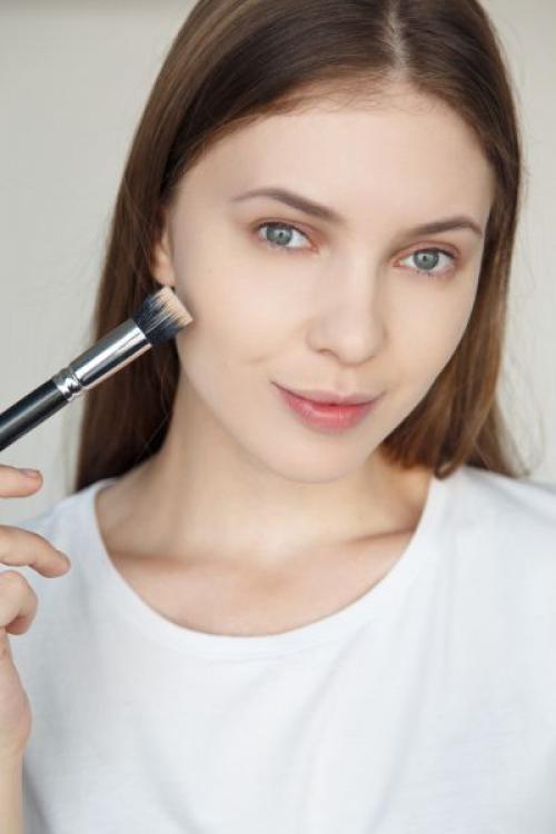 Как правильно наносить тональный крем, чтобы он не выглядел маскирующим. Важно знать: как наносить тональный крем?