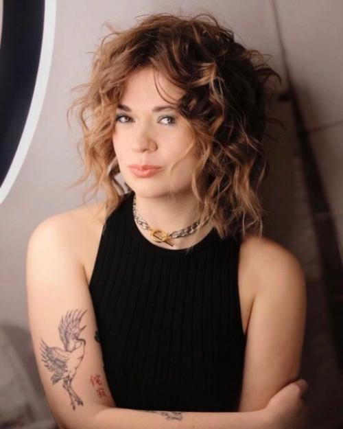 Модные женские стрижки для средних волос 2022-2023. Трендовые женские стрижки 2022-2023 на средние волосы – последние тенденции, новинки, фото