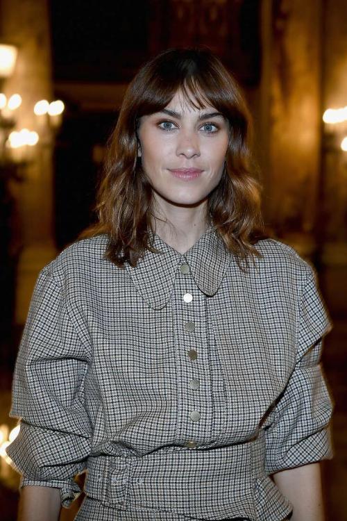 Удобные стрижки на средние волосы 2022. Прически на средние волосы 2022: 50+ идей с челкой и без