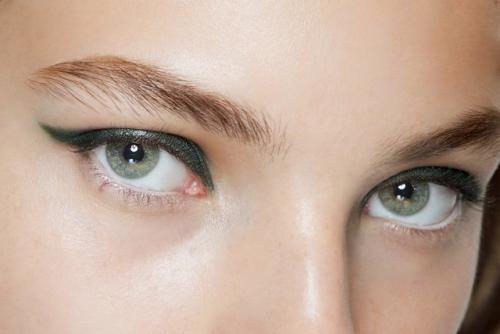 Стрелки на глазах необычные. 7 самых популярных видов стрелок для глаз