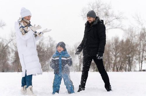 Как подбирать одежду для детей на холод. Как одеть ребёнка в холодную погоду: правильная одежда для межсезонья и зимы