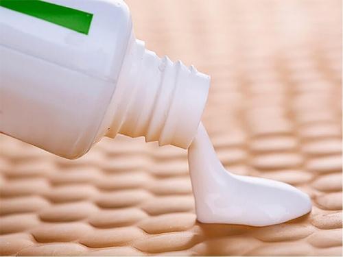 Как ухаживать за желтыми ботинками. Как отмыть белые сапоги-дутики от желтых пятен и грязи в домашних условиях?