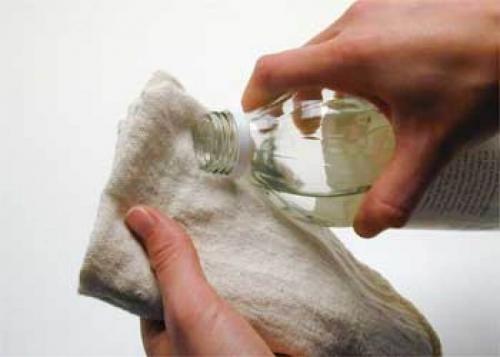 Как ухаживать за желтыми ботинками. Как отмыть белые сапоги-дутики от желтых пятен и грязи в домашних условиях?