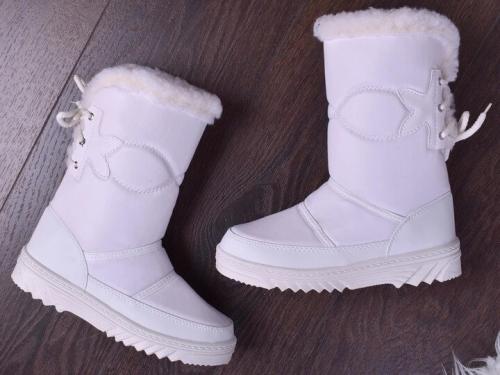 Как ухаживать за желтыми ботинками. Как отмыть белые сапоги-дутики от желтых пятен и грязи в домашних условиях?