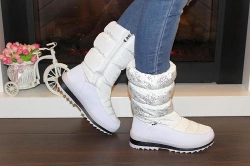 Как ухаживать за желтыми ботинками. Как отмыть белые сапоги-дутики от желтых пятен и грязи в домашних условиях?