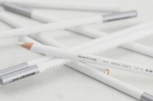 Нанесите белый карандаш на внутренние уголки глаз. 7 вариантов использования белого карандаша в макияже 08 Нанесите белый карандаш на внутренние уголки глаз. 7 вариантов использования белого карандаша в макияже 08