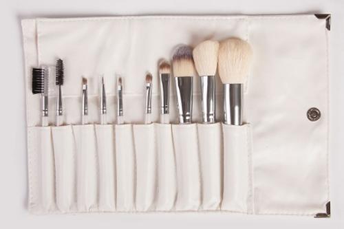 Как увеличить глаза белым карандашом. Как увеличить глаза с помощью макияжа: стрелок, теней, подводки, карандашом, при нависшем веке. Пошаговая инструкция