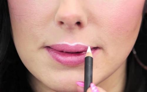 Нанесите белый карандаш на внутренние уголки глаз. 7 вариантов использования белого карандаша в макияже 15 Нанесите белый карандаш на внутренние уголки глаз. 7 вариантов использования белого карандаша в макияже 15