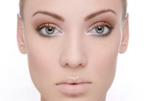 Нанесите белый карандаш на внутренние уголки глаз. 7 вариантов использования белого карандаша в макияже 01 Нанесите белый карандаш на внутренние уголки глаз. 7 вариантов использования белого карандаша в макияже 01