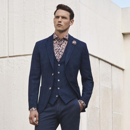 Синий костюм: как правильно сочетать с другими предметами гардероба 21