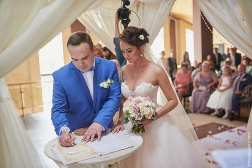 Какие факторы следует учитывать при выборе синего брючного костюма для свадьбы. Костюм для настоящего жениха.