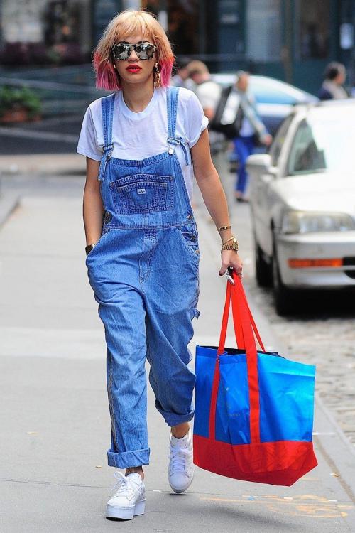 Можно ли носить синий костюм женский с юбкой на пикник или барбекю. Как стильно одеться на шашлыки и пикник