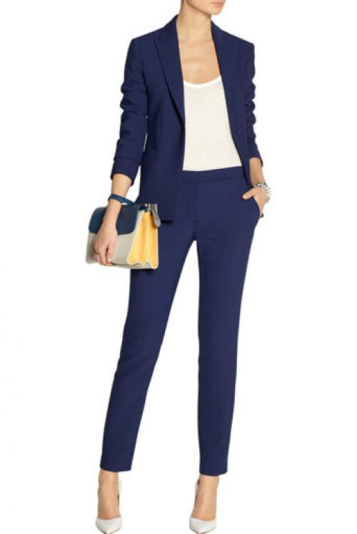 Можно ли носить синий костюм женский с юбкой в вечернее время. Костюм для офиса