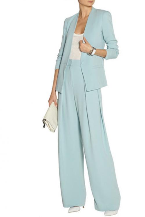 Какие типы обуви лучше всего сочетать с голубым костюмом женским. Фасоны