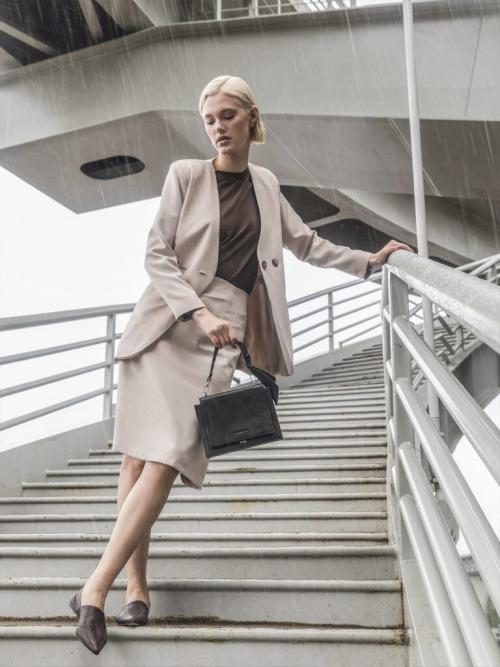 Можно ли носить голубой костюм женский в офисе. Тренды 2024 в офисном стиле: как одеваться модно?