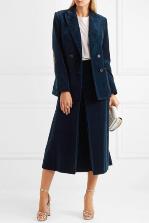 Какие цвета и принты юбок можно носить с синим костюмом