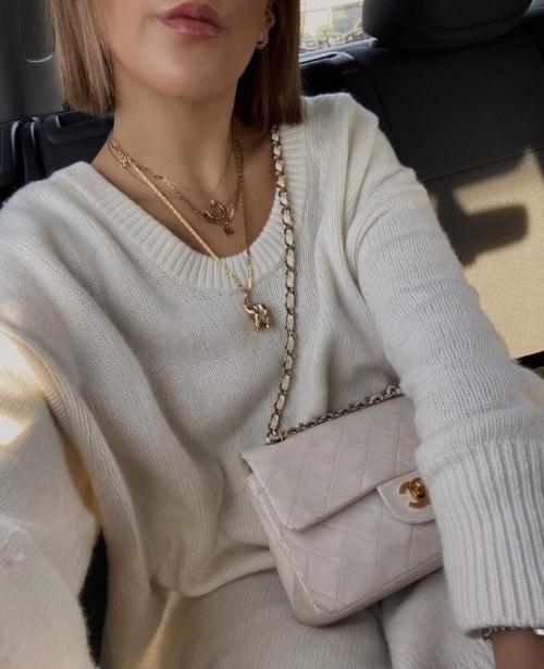 Добавьте блеск к синему брючному костюму с помощью этих бижутерийных идей 11