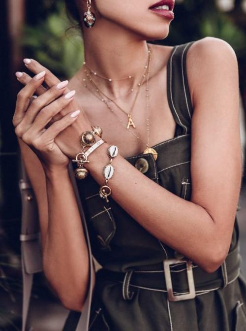 Добавьте блеск к синему брючному костюму с помощью этих бижутерийных идей 10