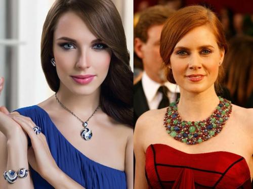 Добавьте блеск к синему брючному костюму с помощью этих бижутерийных идей 05