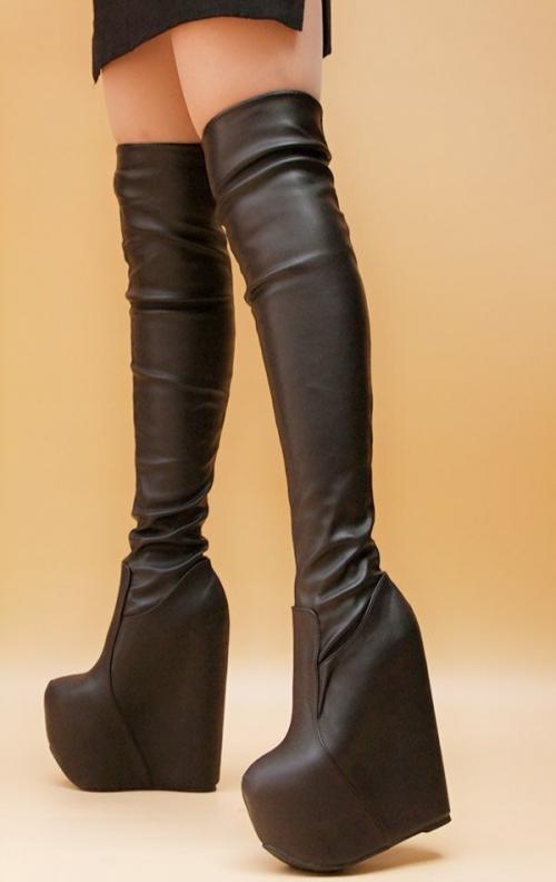 Какие материалы используются для изготовления замшевых ботфортов без каблука. Разнообразие ботфортов-чулок, причины их большой популярности